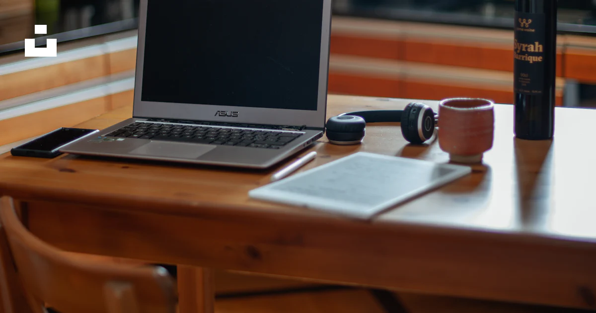 Macbook pro on brown wooden table photo – Free Bern Image on Unsplash