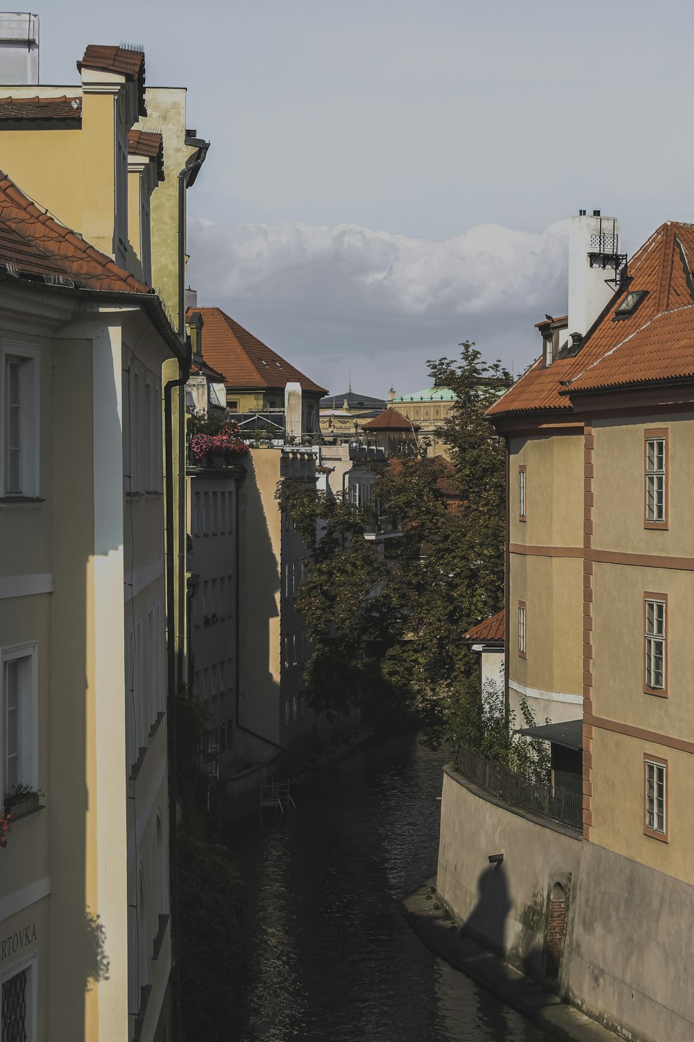 Braunes und weißes Betongebäude am Fluss tagsüber