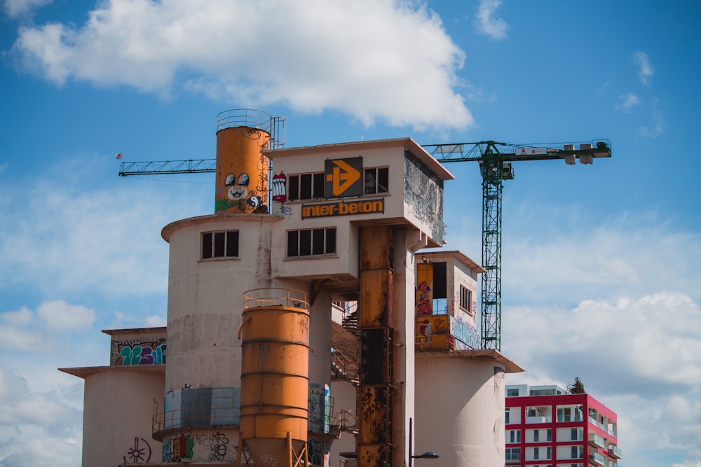 Edificio de hormigón marrón y blanco