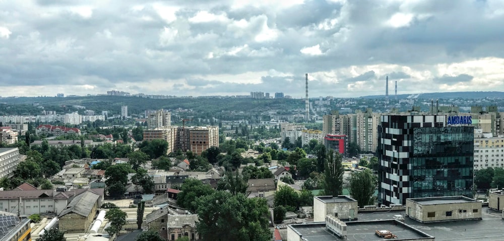 Bâtiments de la ville sous des nuages blancs pendant la journée