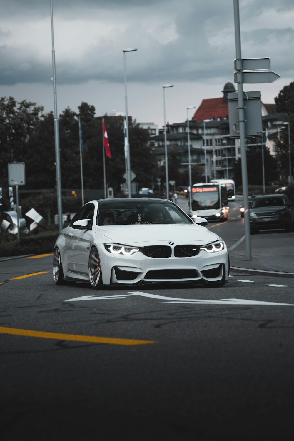 Weißer BMW M 3 tagsüber unterwegs