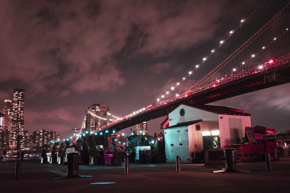 Puente Rojo sobre la ciudad durante la noche
