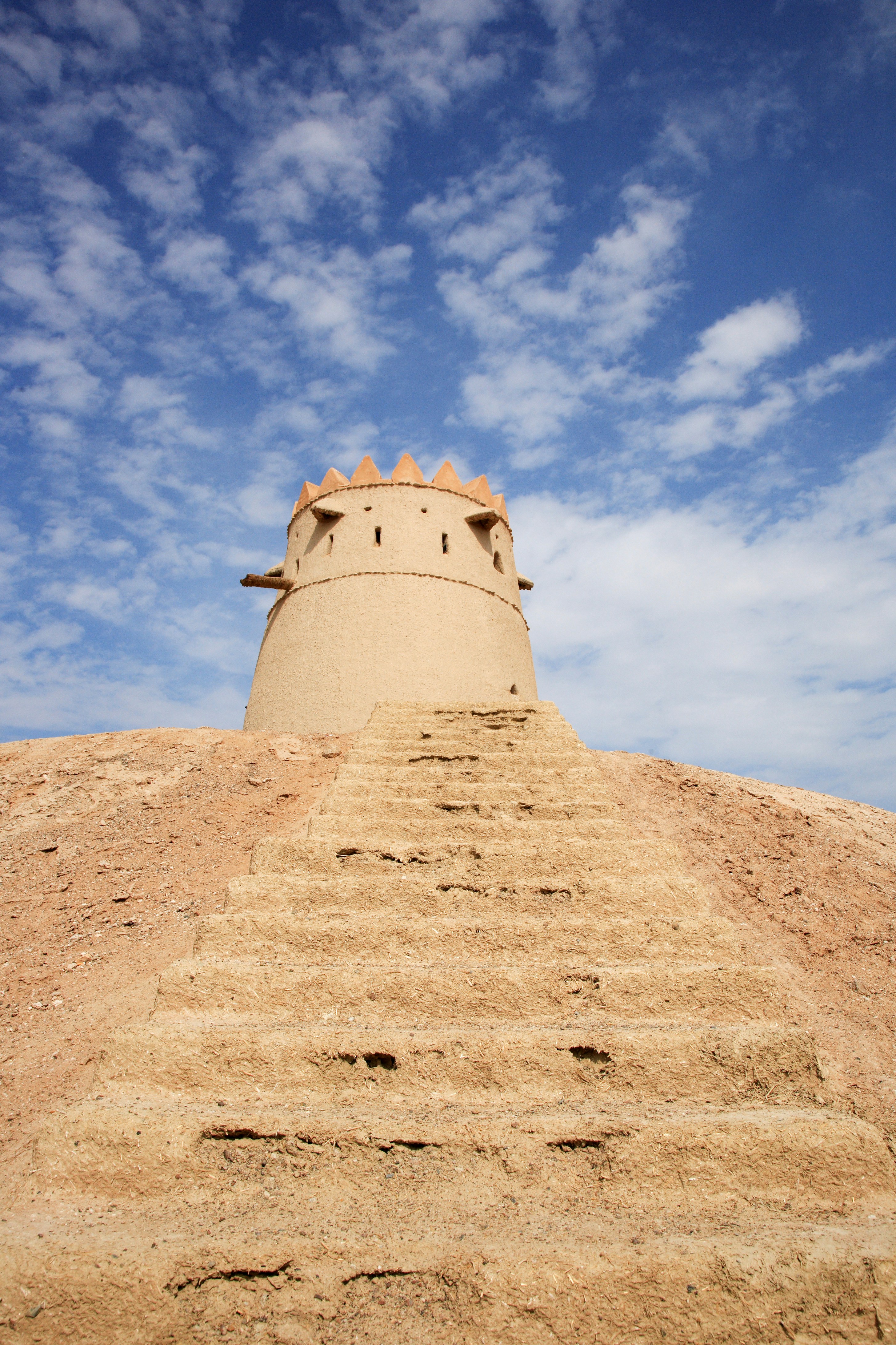 Foto zum Thema Brauner Betonturm tagsüber unter blauem Himmel ...