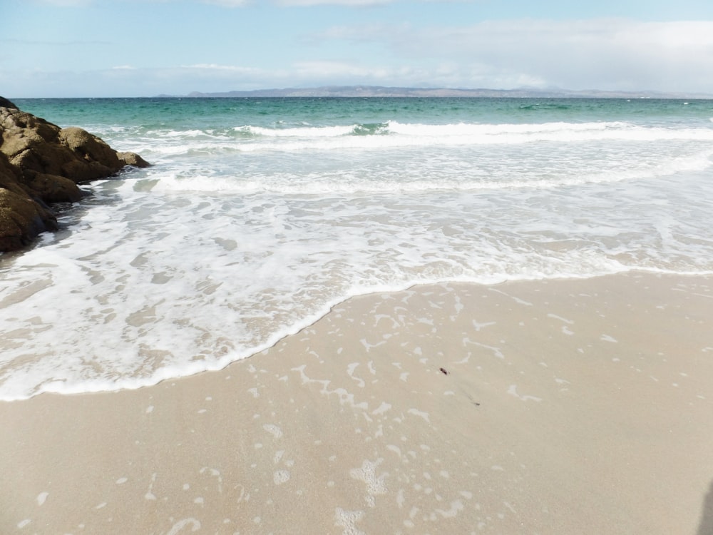 Plage de sable brun pendant la journée