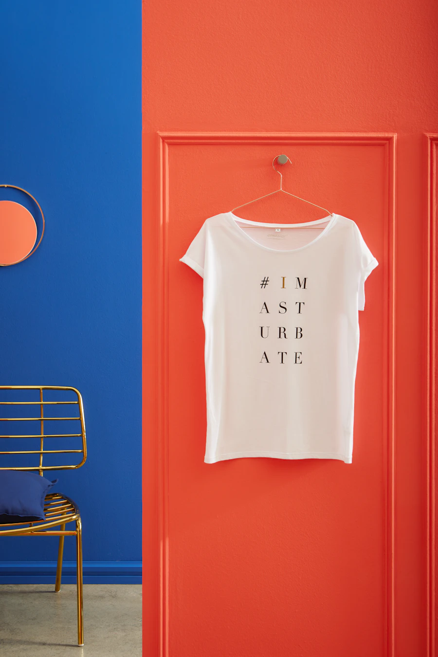 Kaos Tipografi Putih
