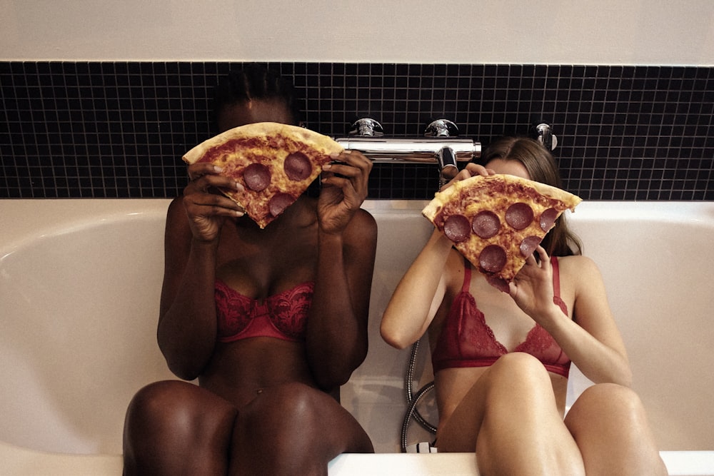 浴槽に横たわる赤いビキニの女性
