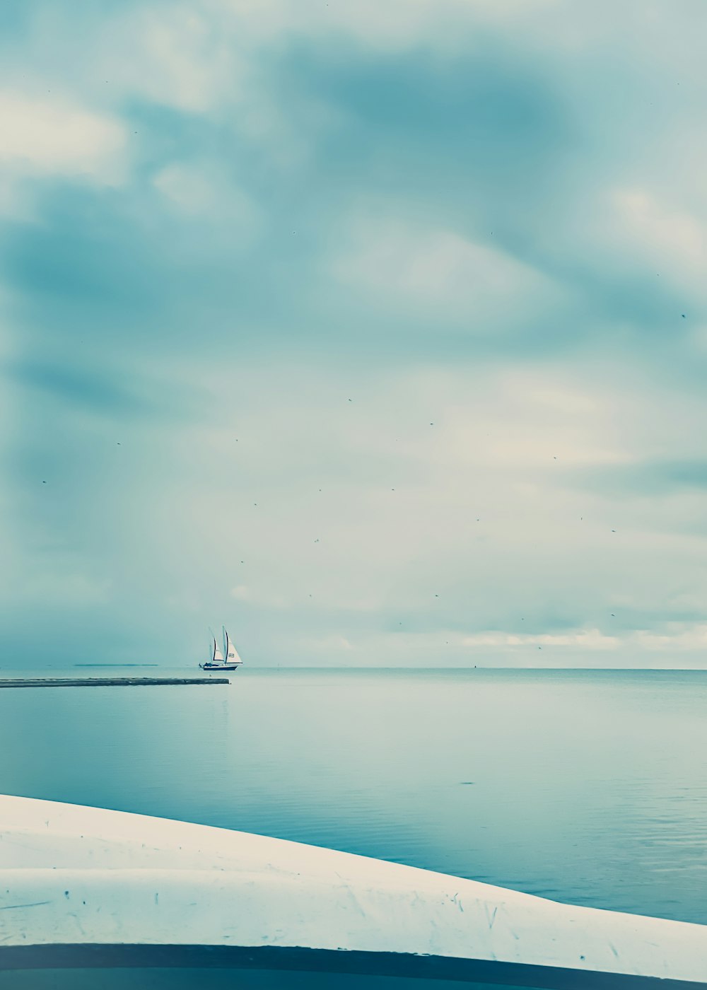 barco blanco en el mar bajo el cielo azul durante el día