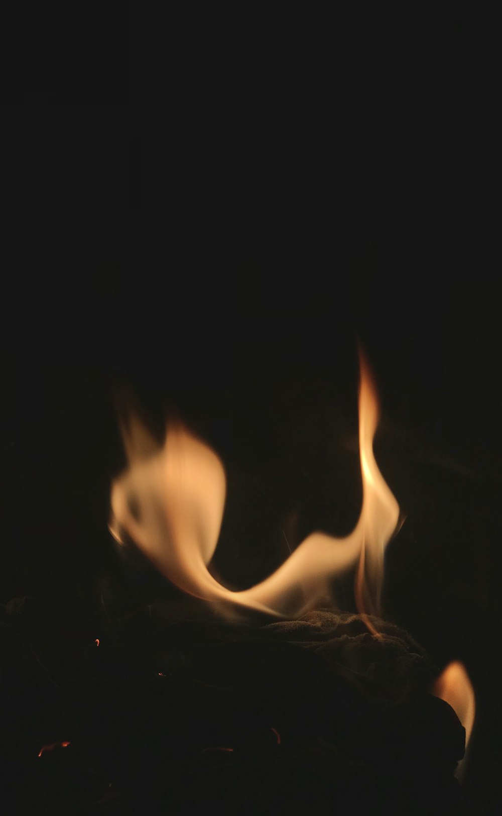 fuoco al buio durante la notte