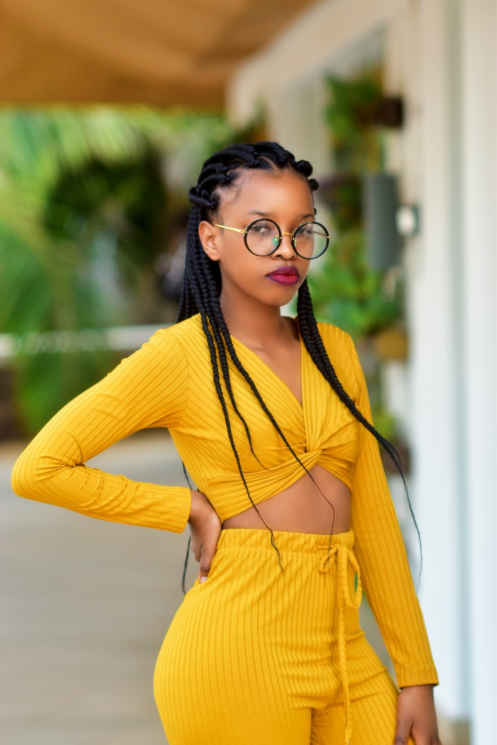 Foto mujer con camisa amarilla de manga larga y anteojos con montura negra  – Imagen Nairobi gratis en Unsplash