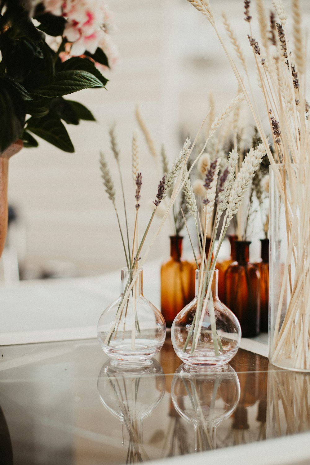 botellas de vidrio transparente sobre mesa blanca