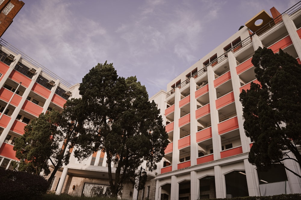 Edificio de hormigón blanco y rojo