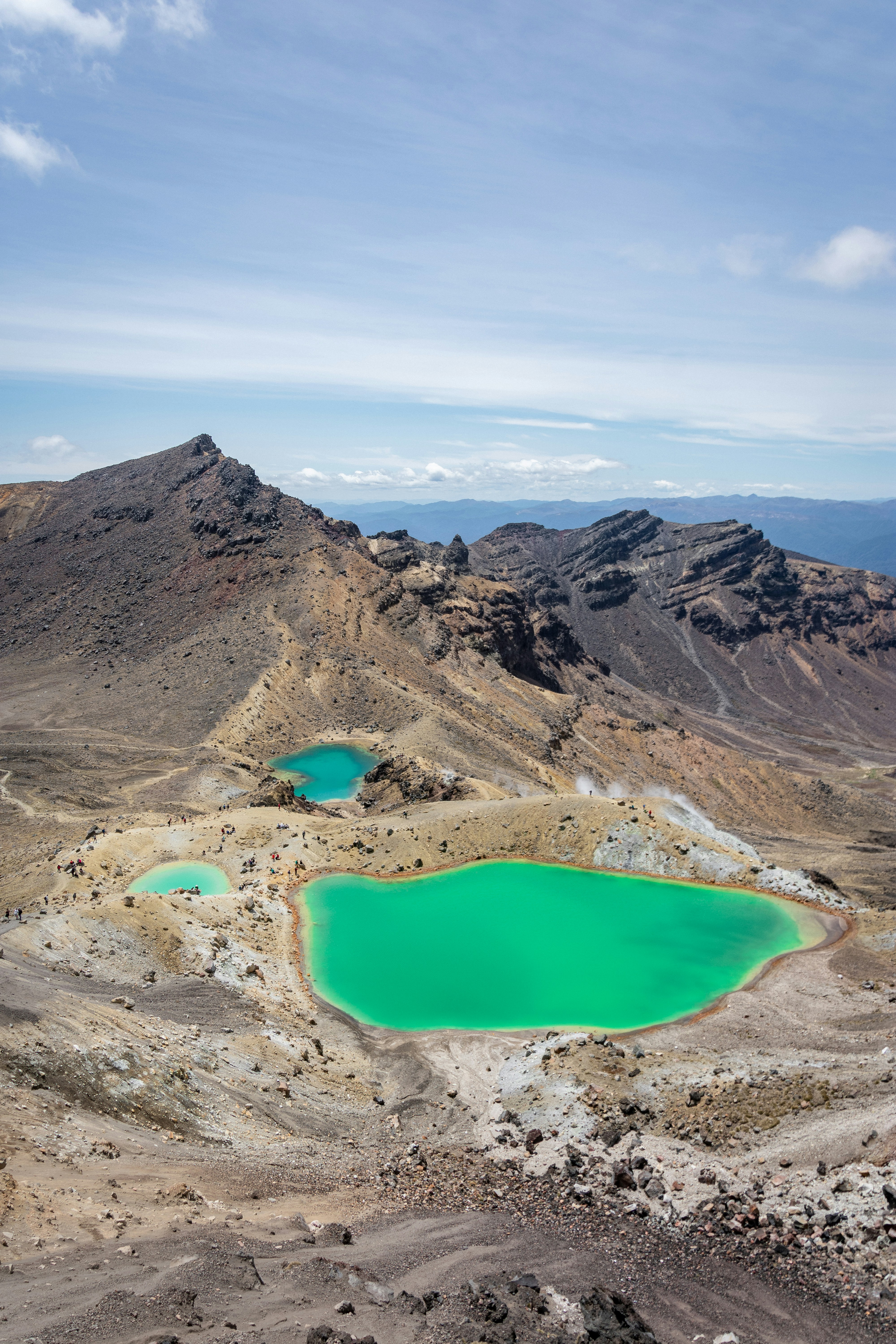 昼間の青空の下の茶色の山の写真 Unsplashで見つけるトンガリロ国立公園の無料写真