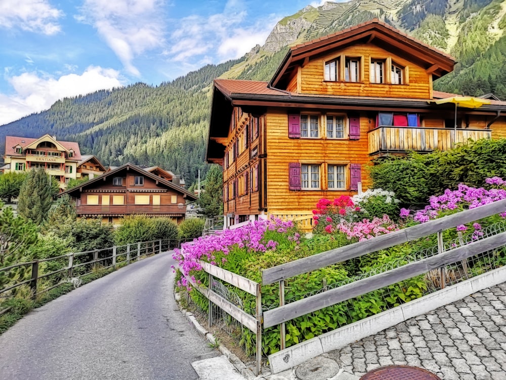 casa di legno marrone vicino al campo di fiori viola durante il giorno