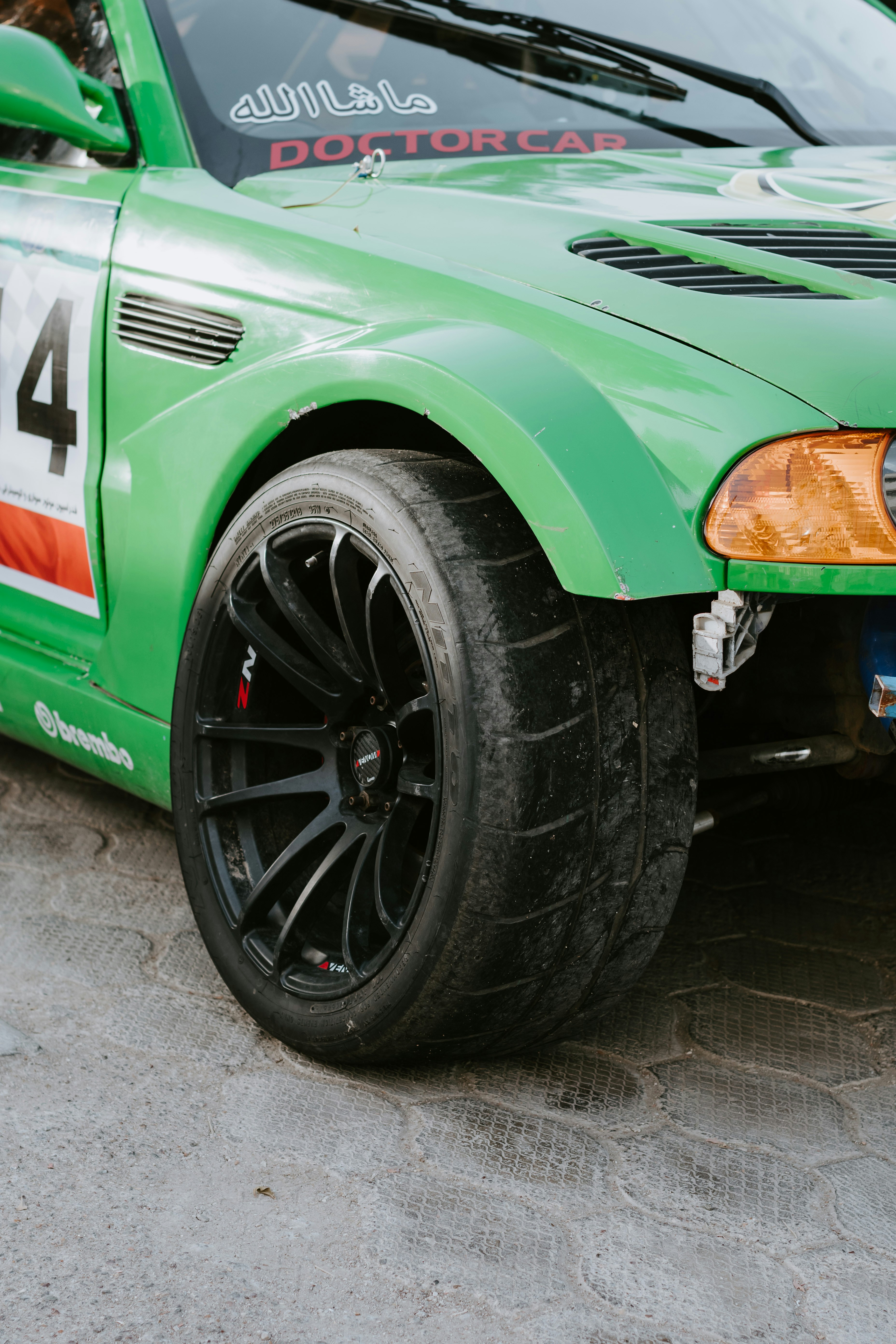 Pitäisikö vaihtaa kesärenkaat leveämpiin tai kapeampiin? – Ajettavuus ja kulutusvertailu