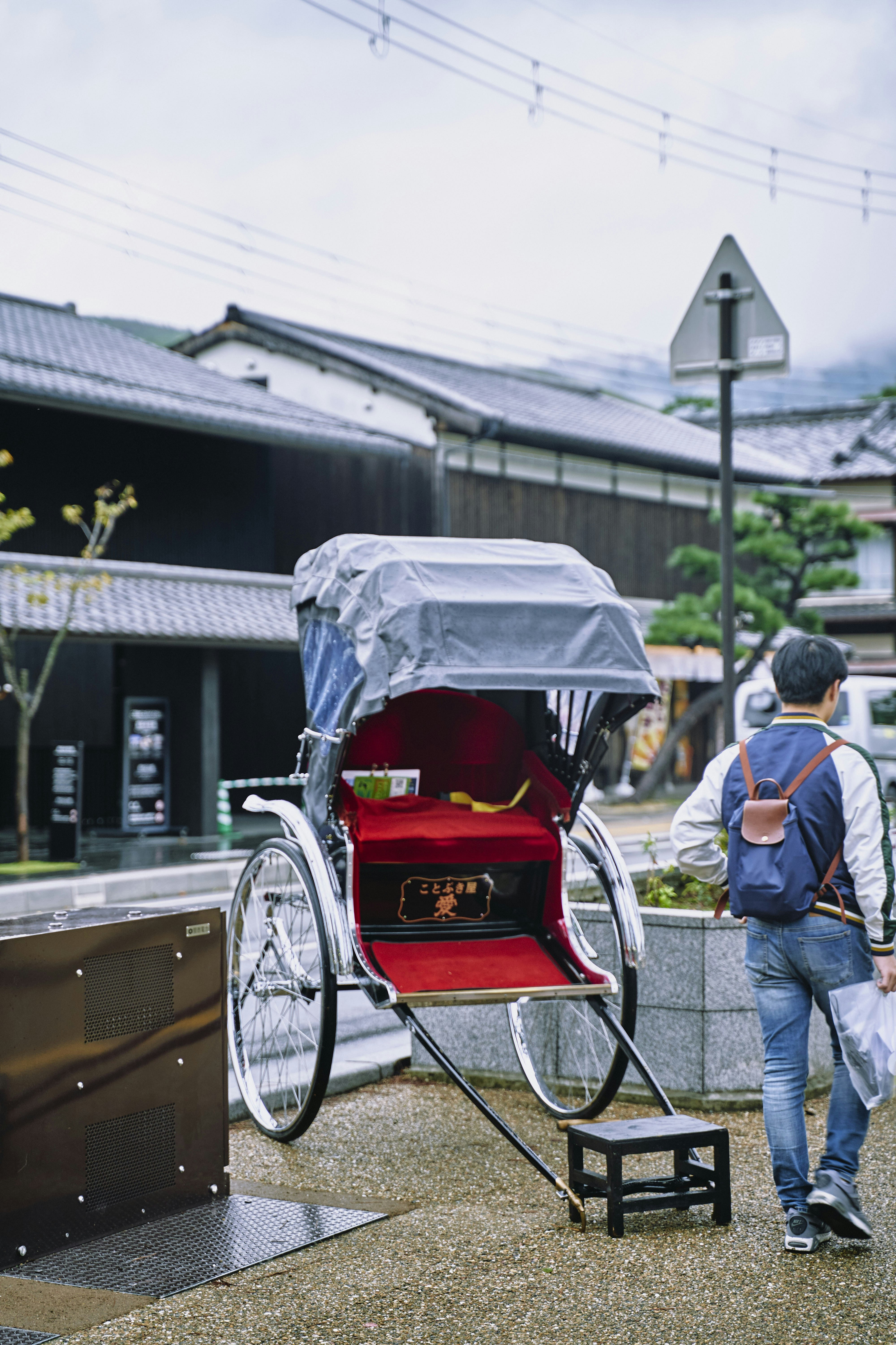homme en veste en jean bleu et jean en jean bleu marchant sur le trottoir pendant la journée