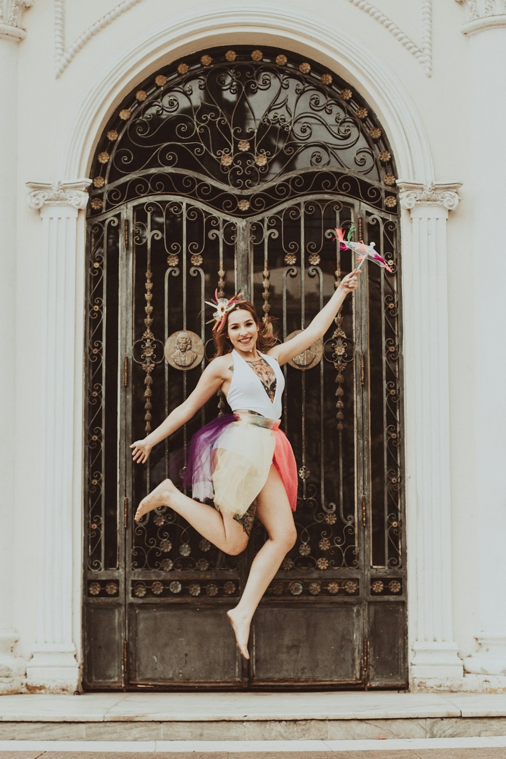 mulher no vestido vermelho sentado na porta de madeira marrom