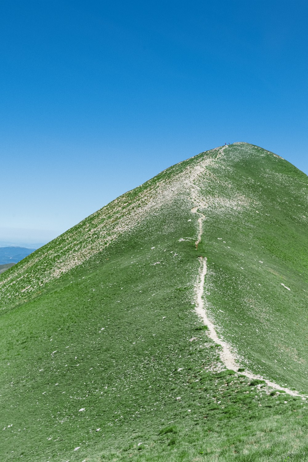 Montaña verde bajo el cielo azul durante el día