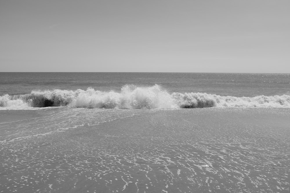 vagues de l’océan sur le rivage de la plage pendant la journée