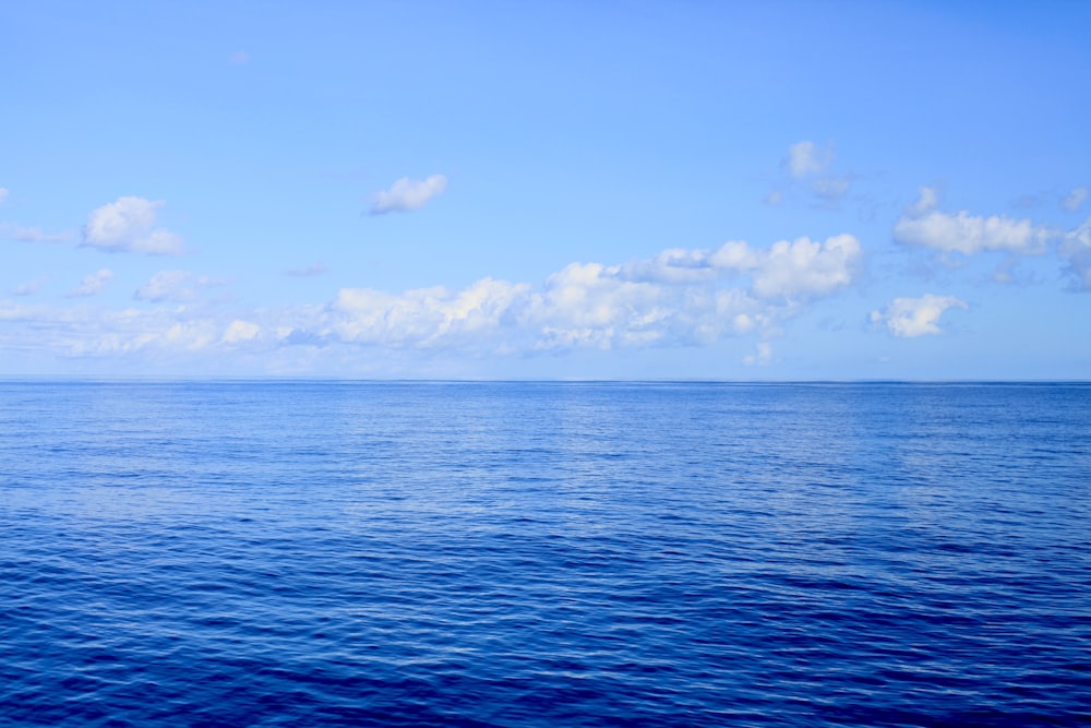 Mar azul bajo el cielo azul durante el día