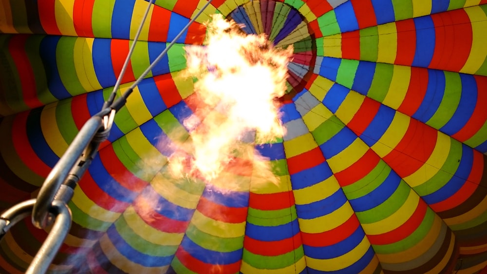 montgolfière blanc, bleu, vert et rouge