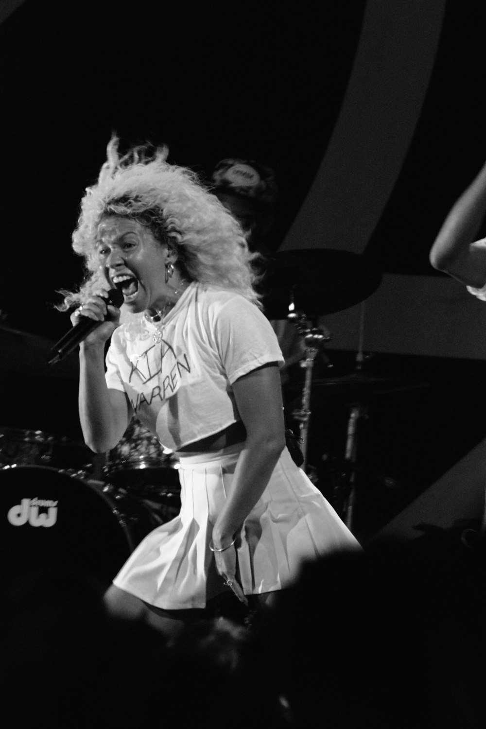 woman in white crew neck t-shirt singing