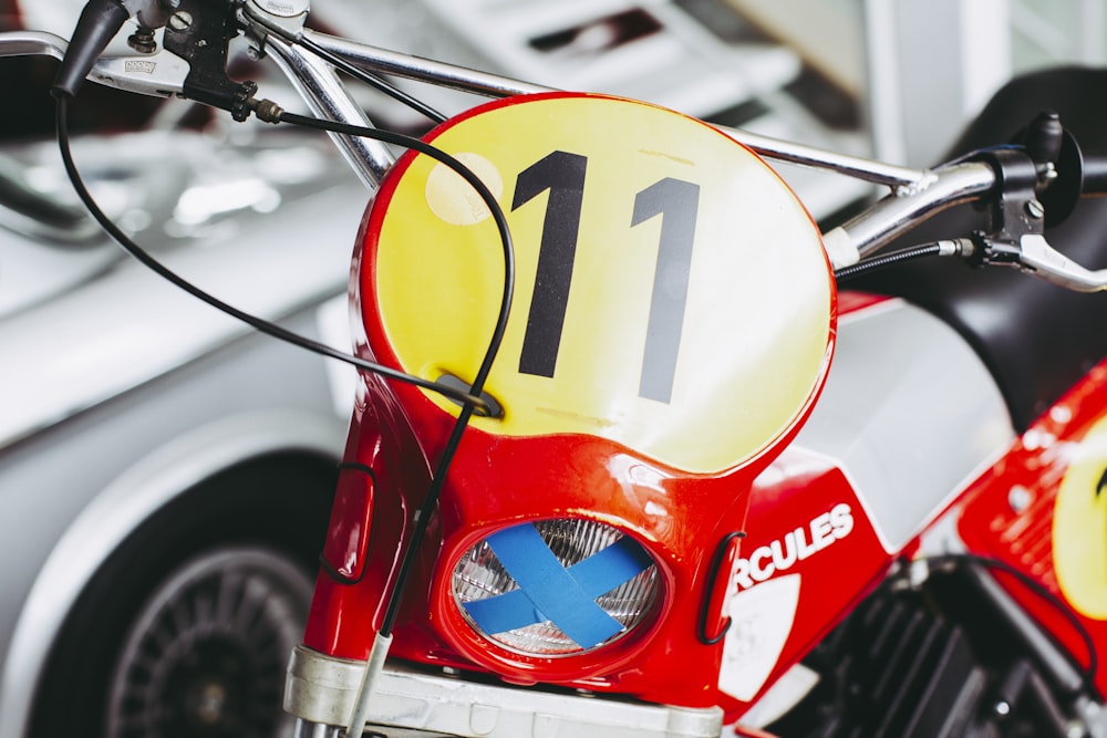 motocicleta roja y amarilla con señal de flecha en blanco y negro