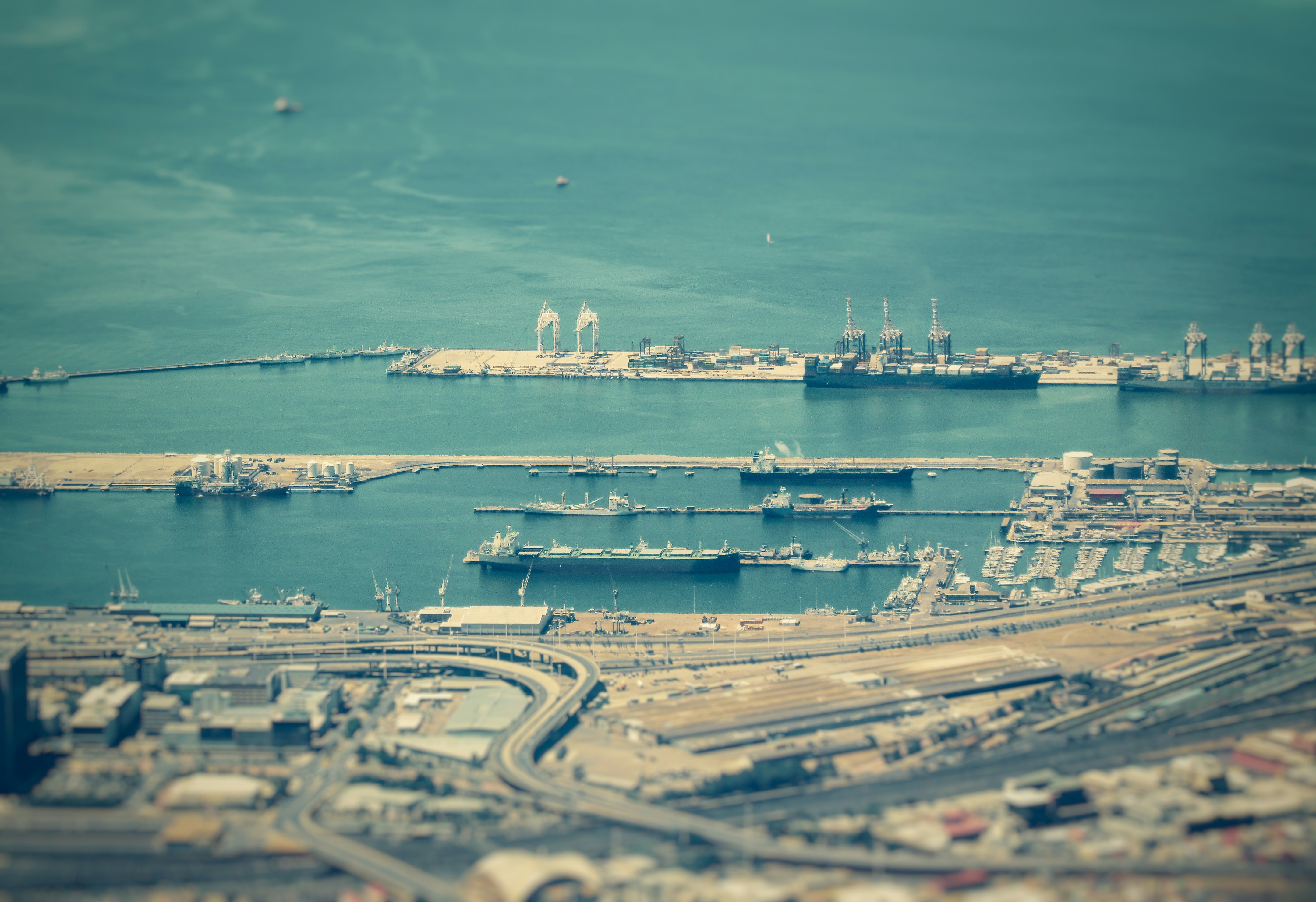 भारतीय दूतावास का प्रतीक चिन्ह और एक हेल्पडेस्क दिखाते हुए लोग