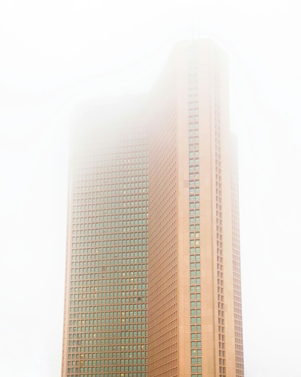 Edificio de hormigón blanco durante el día