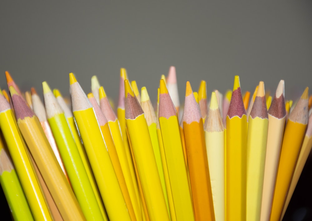 Foto lápices de color amarillo, rojo y morado – Imagen Rs gratis en Unsplash