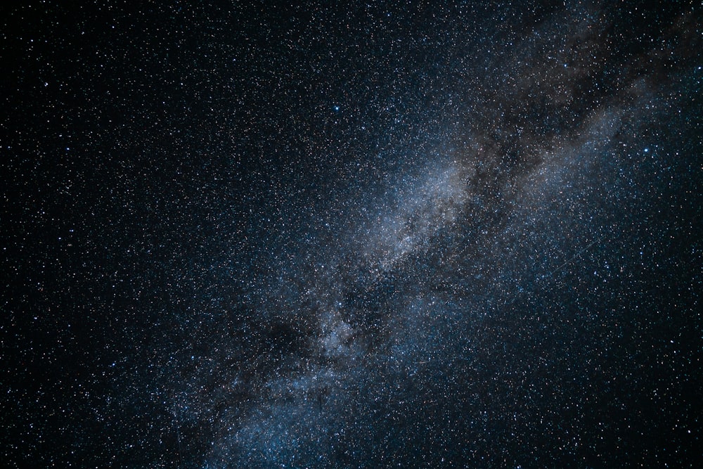 céu noturno estrelado azul e branco