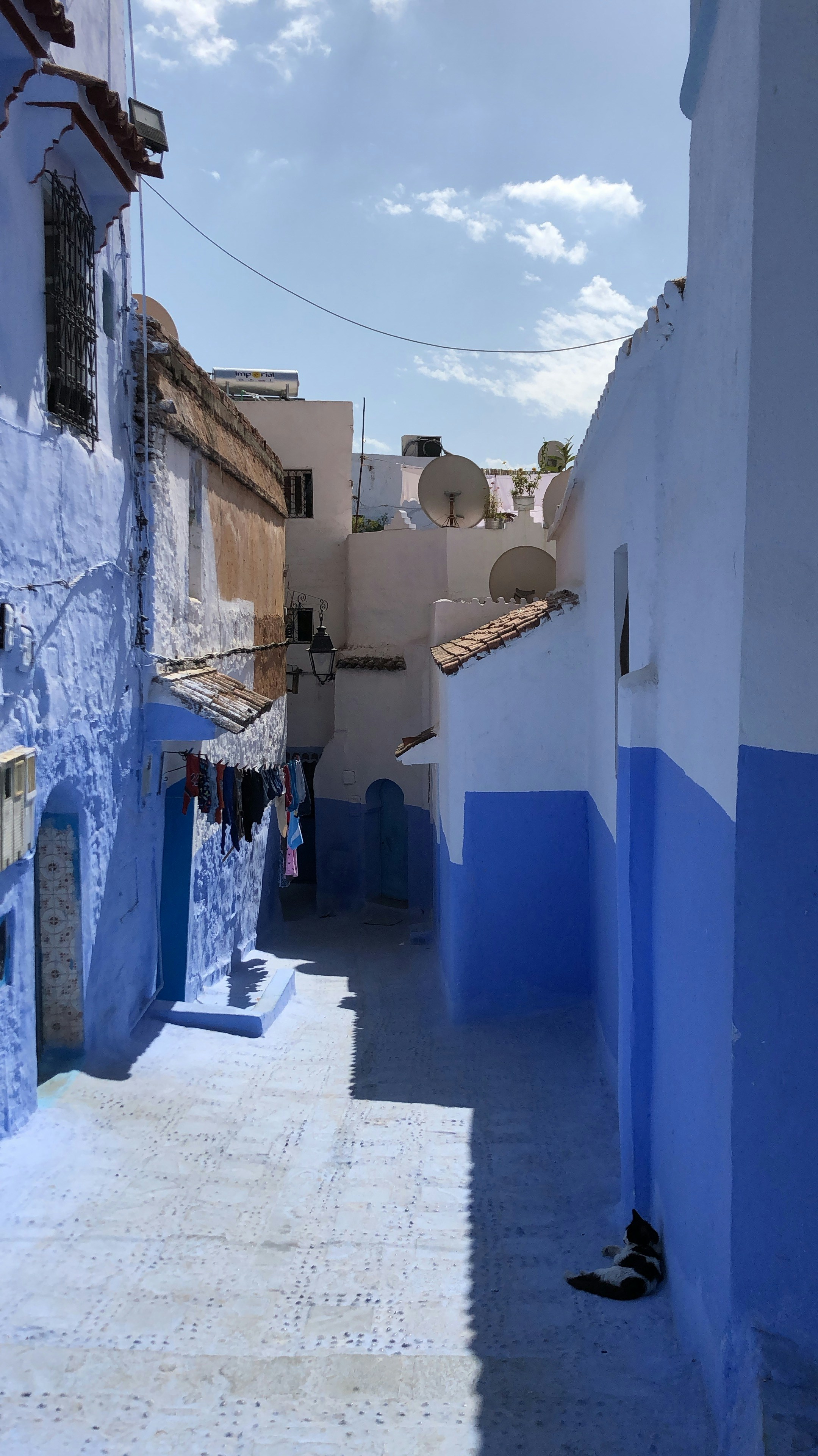 Calles azules de Chefchaouen iluminadas por el sol