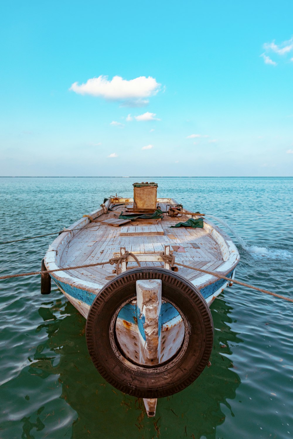 Bote verde en el cuerpo de agua durante el día