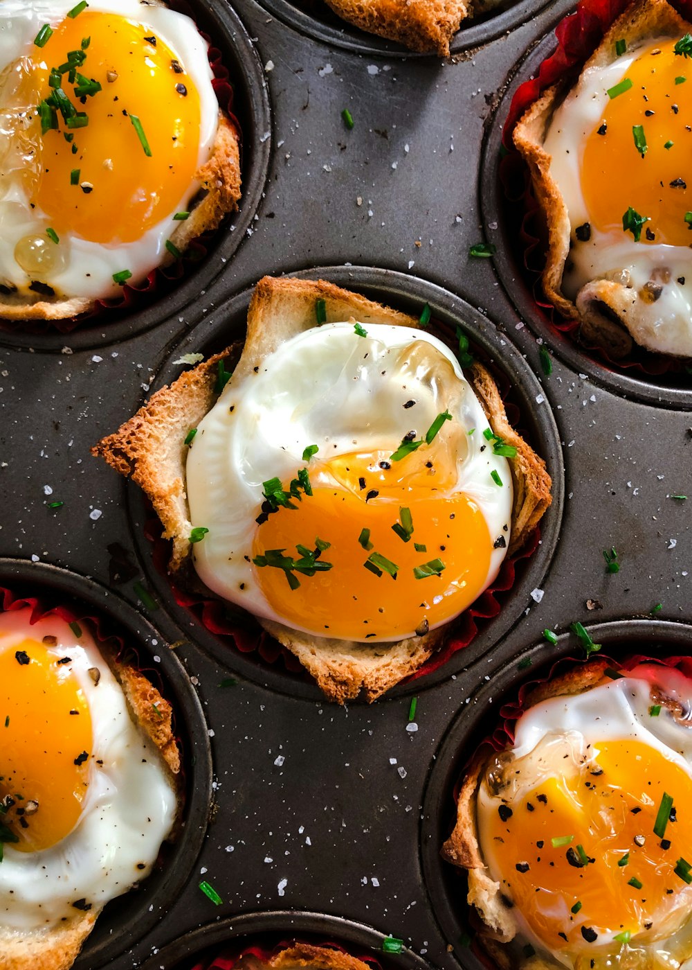 Masa marrón y blanca en bandeja negra