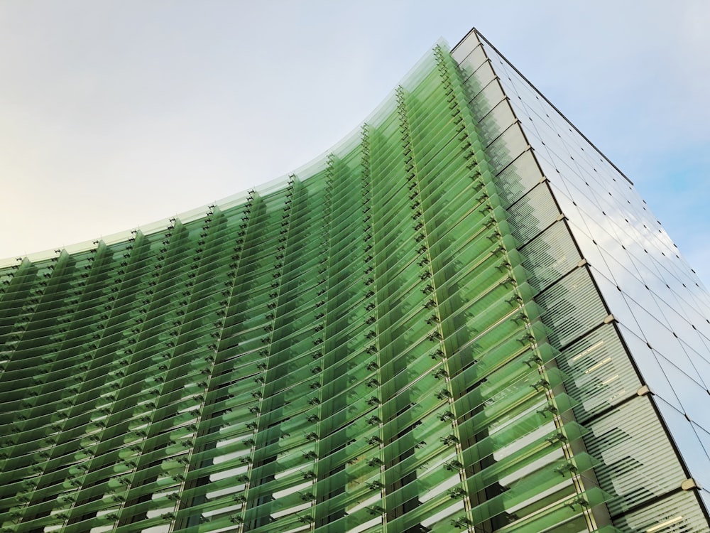 緑とグレーの高層ビル