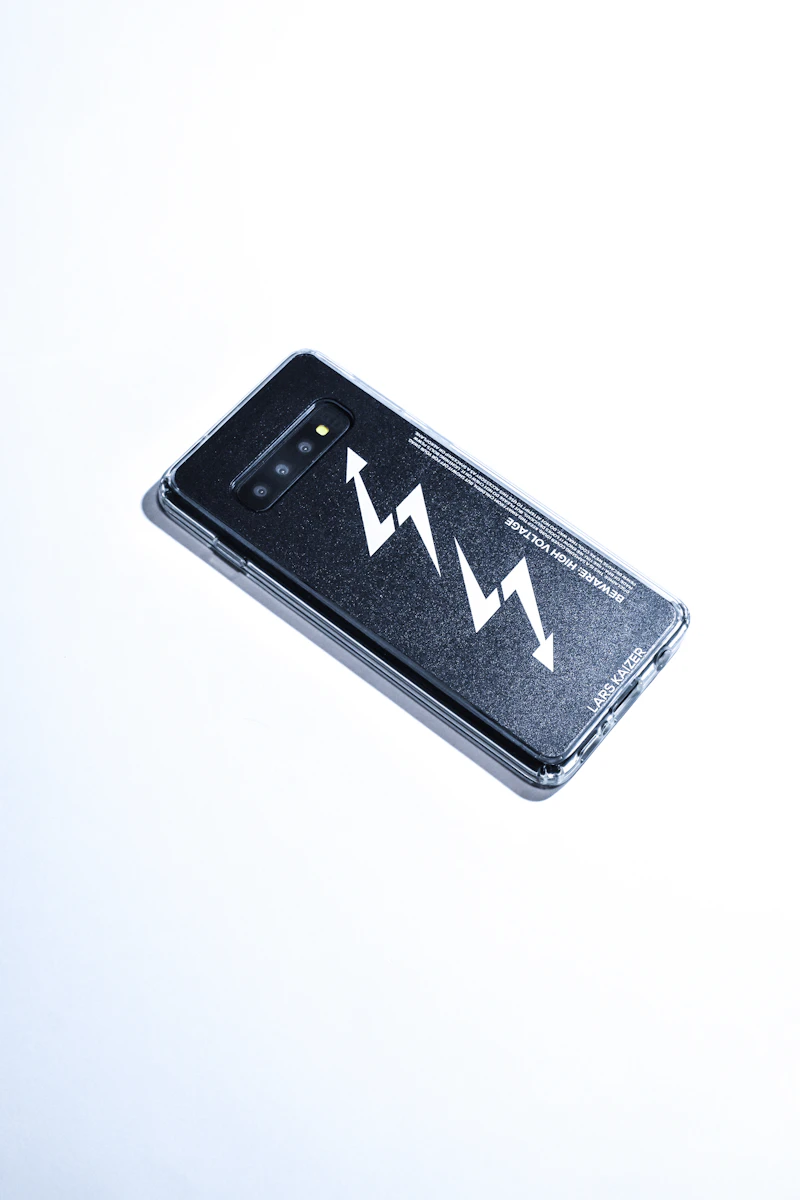 low battery warning on smartphone screen (variant 2)
