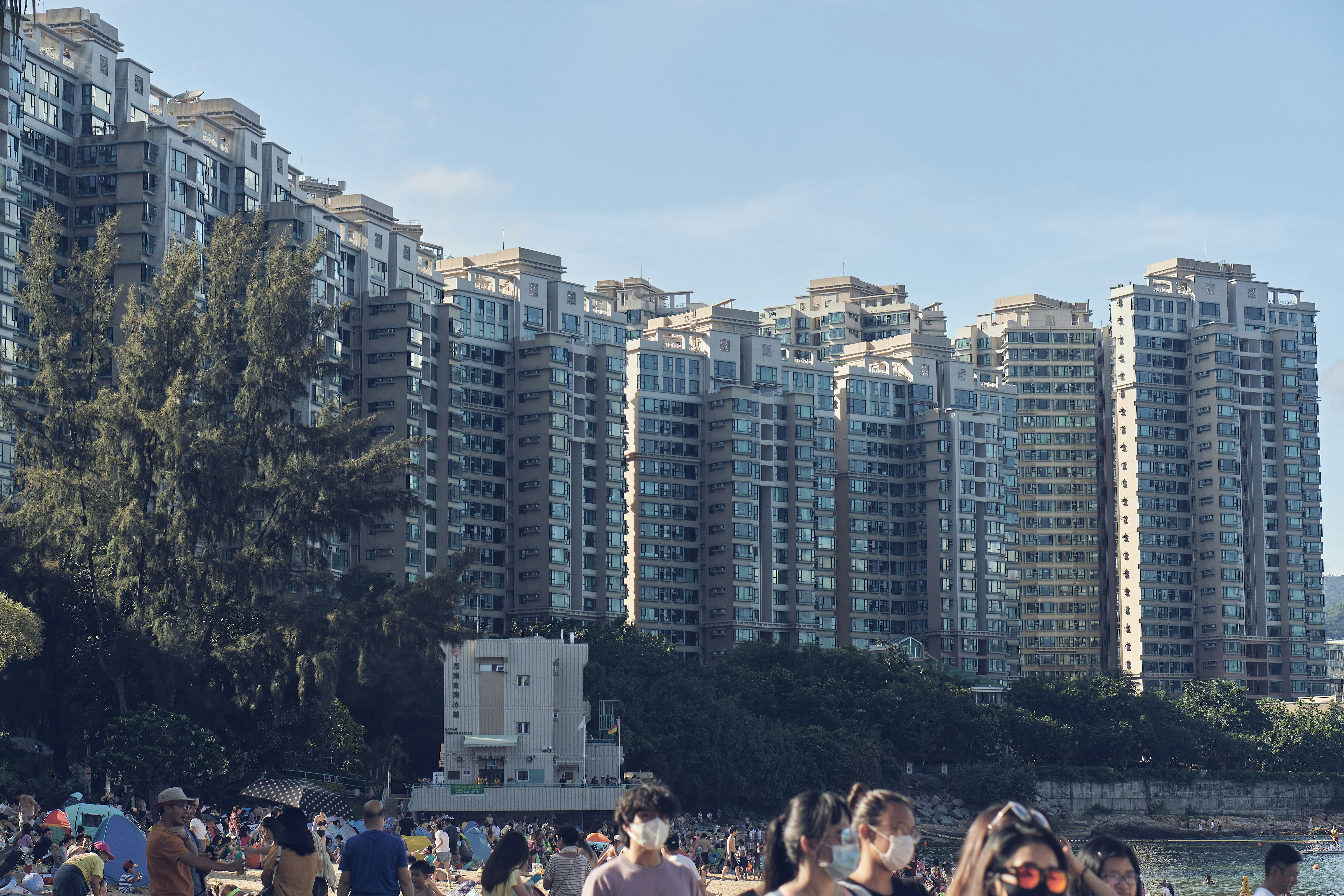 日中の公園にいる人々