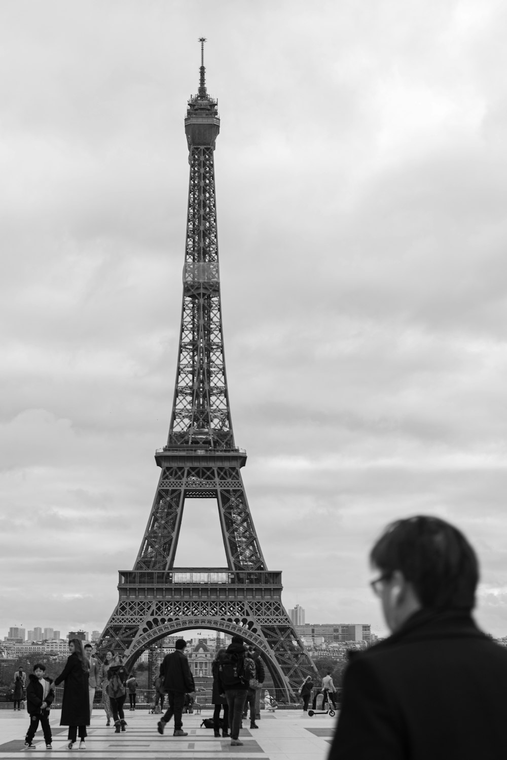 에펠탑의 그레이스케일 사진