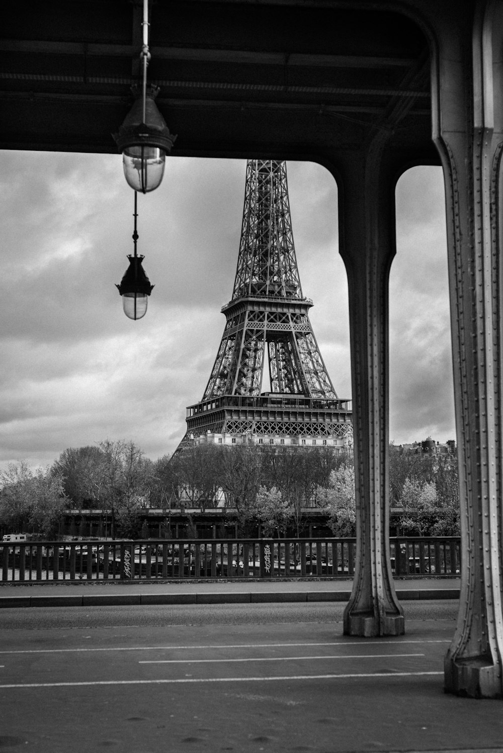 Foto en escala de grises de la Torre Eiffel