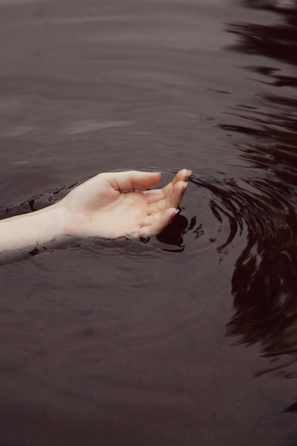 Personen Hand auf Wasser