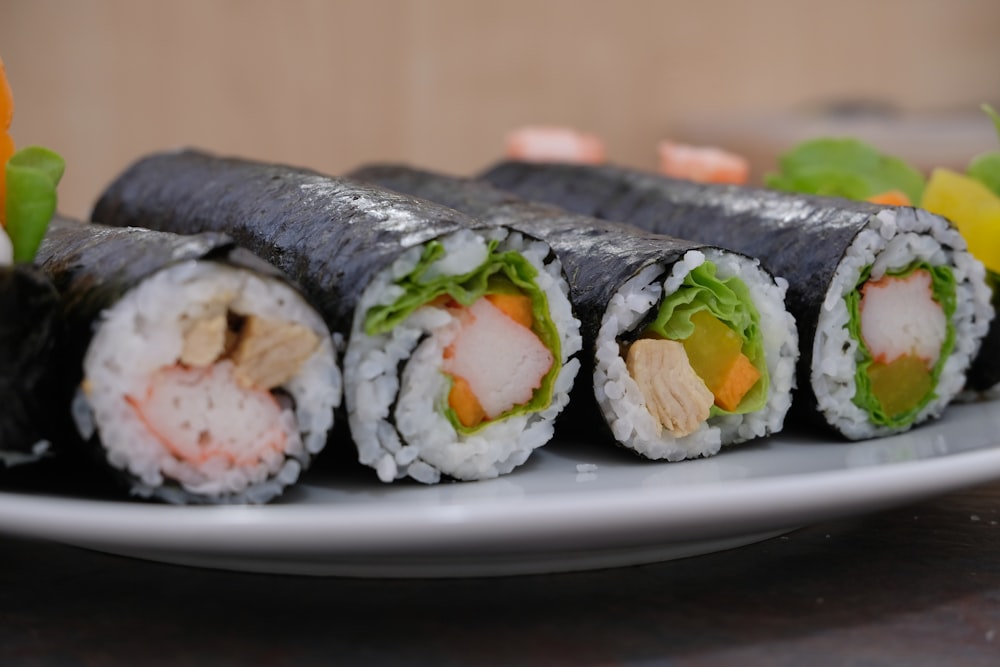 sushi su piatto di ceramica bianca