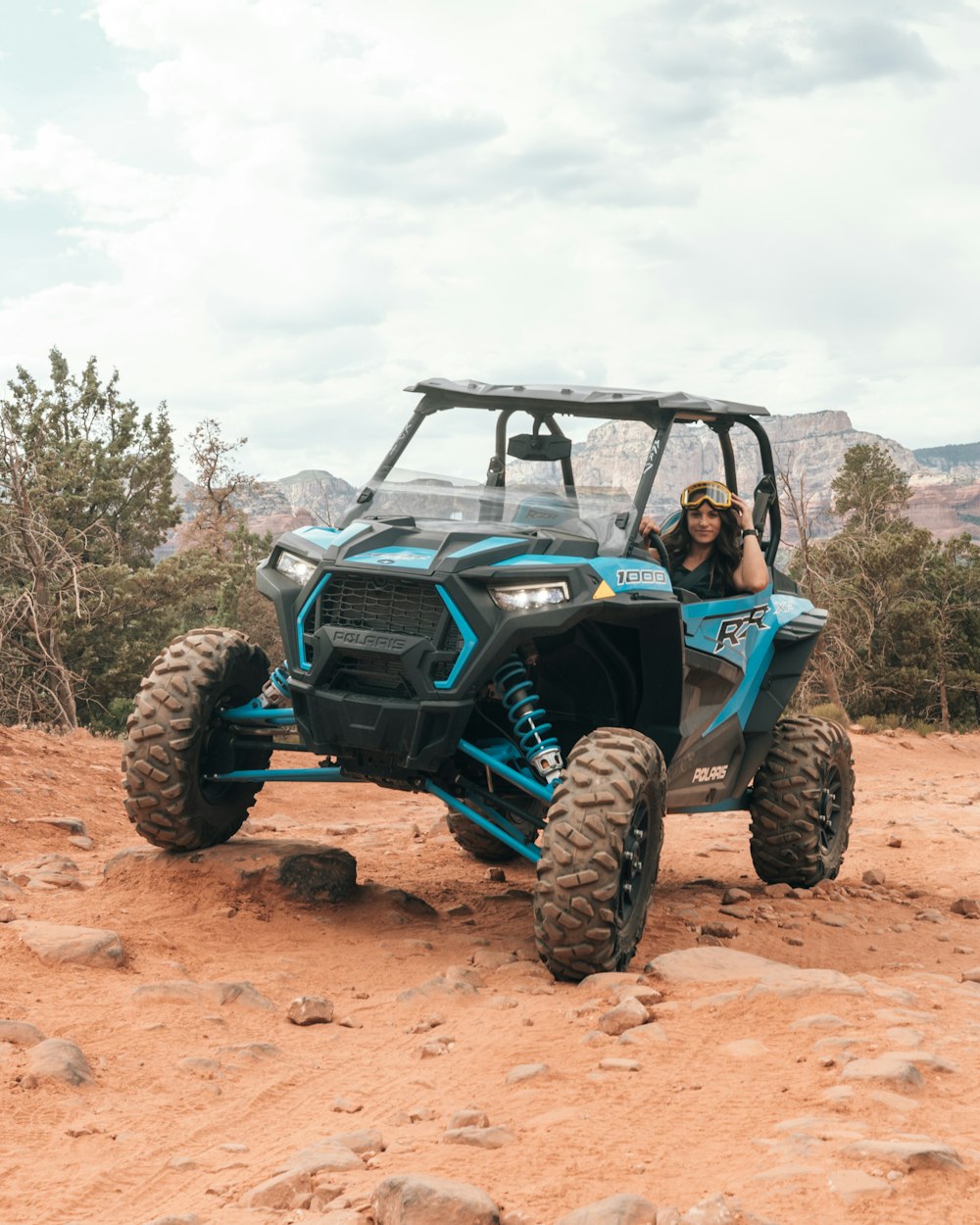 wrangler jipe azul e preto no campo de terra marrom durante o dia