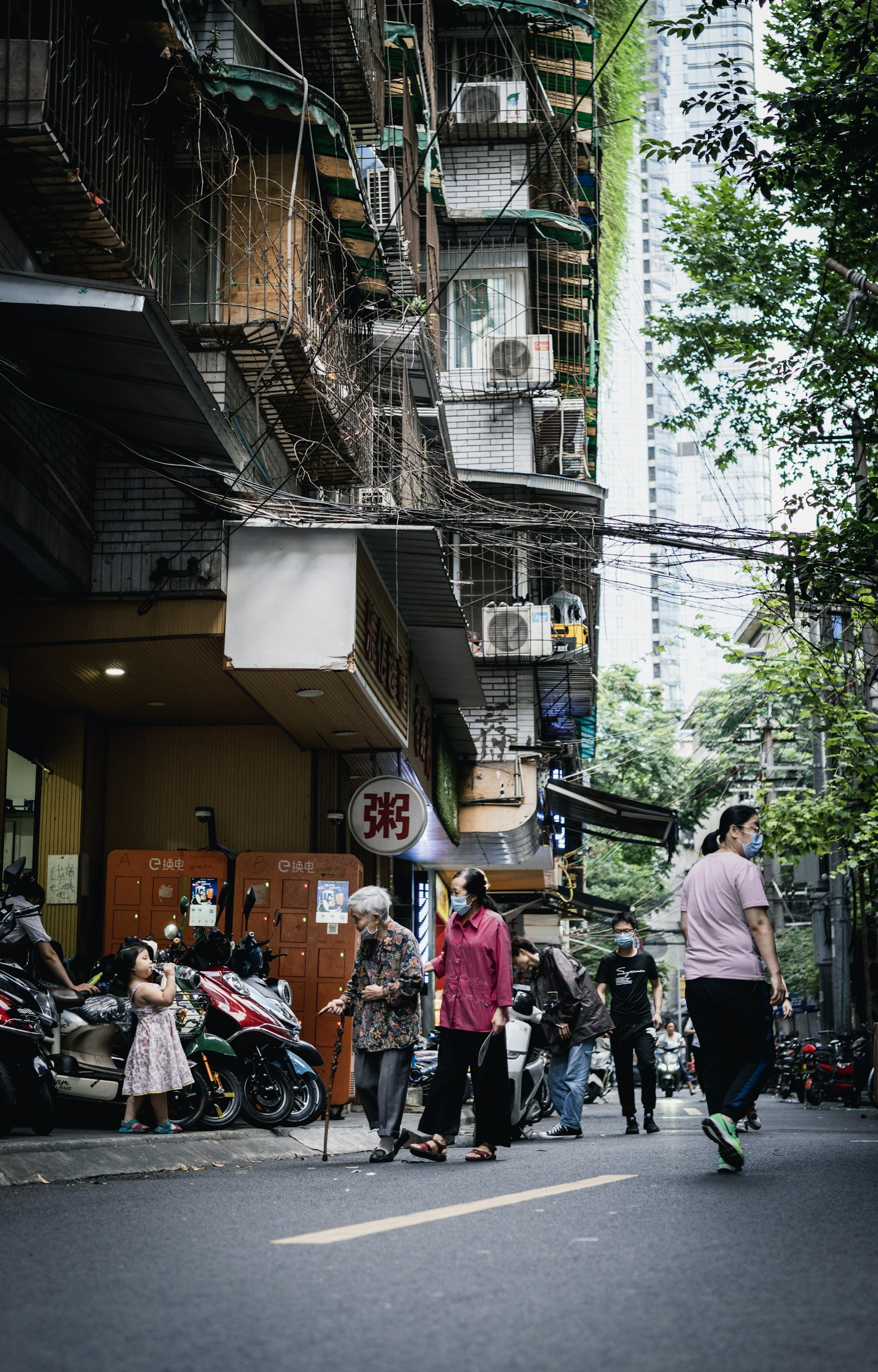 ZEISS Batis 40mm F2 CF sample photo. People walking on street photography