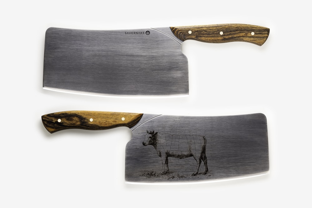 coltello grigio con manico in legno marrone