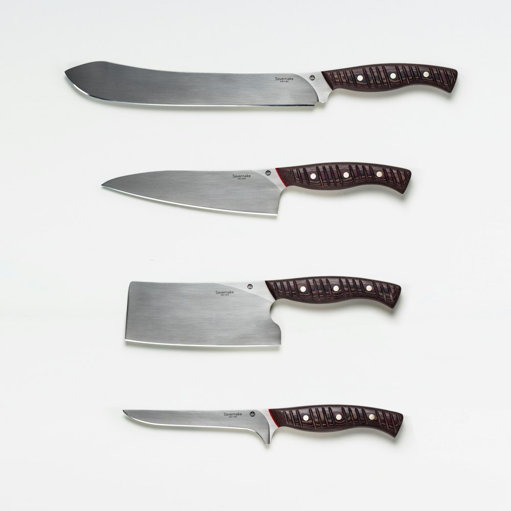 Cuchillo de cocina rojo y plateado