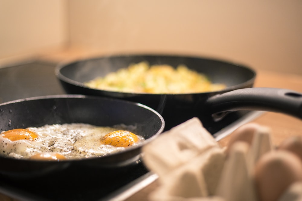 黄色いご飯と黒い陶器のボウル