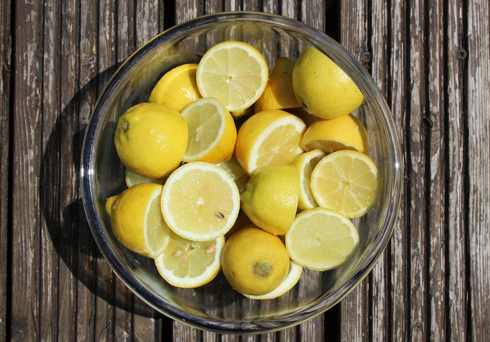 sliced lemon in clear glass bowl
