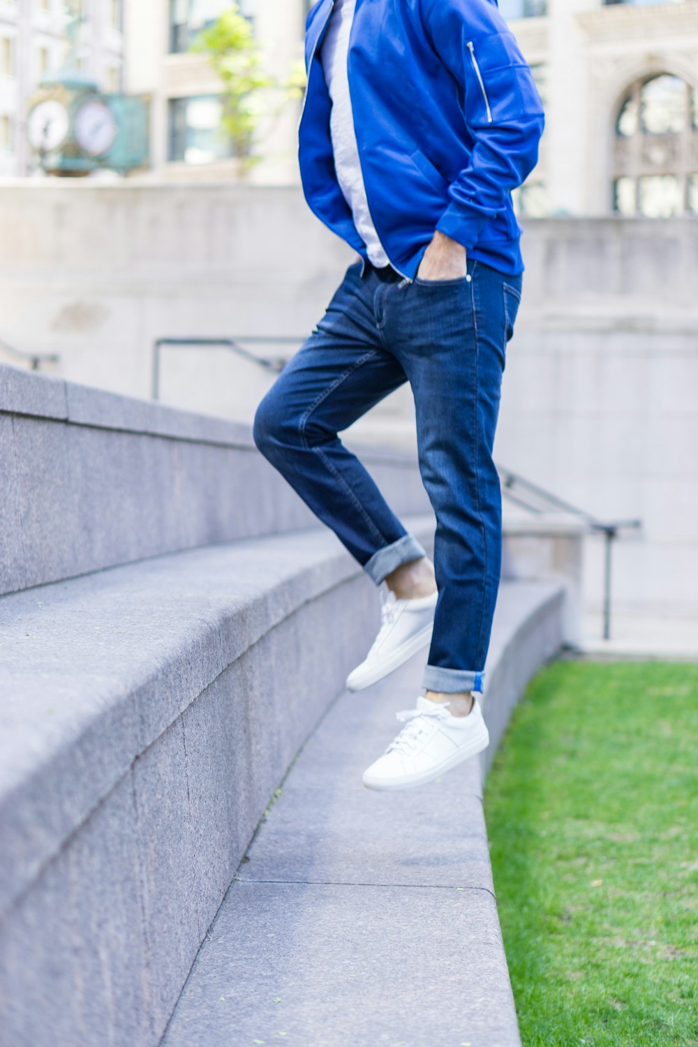 Foto Persona con jeans azules y zapatillas nike blancas de pie en un camino  de hormigón gris – Imagen Chicago gratis en Unsplash