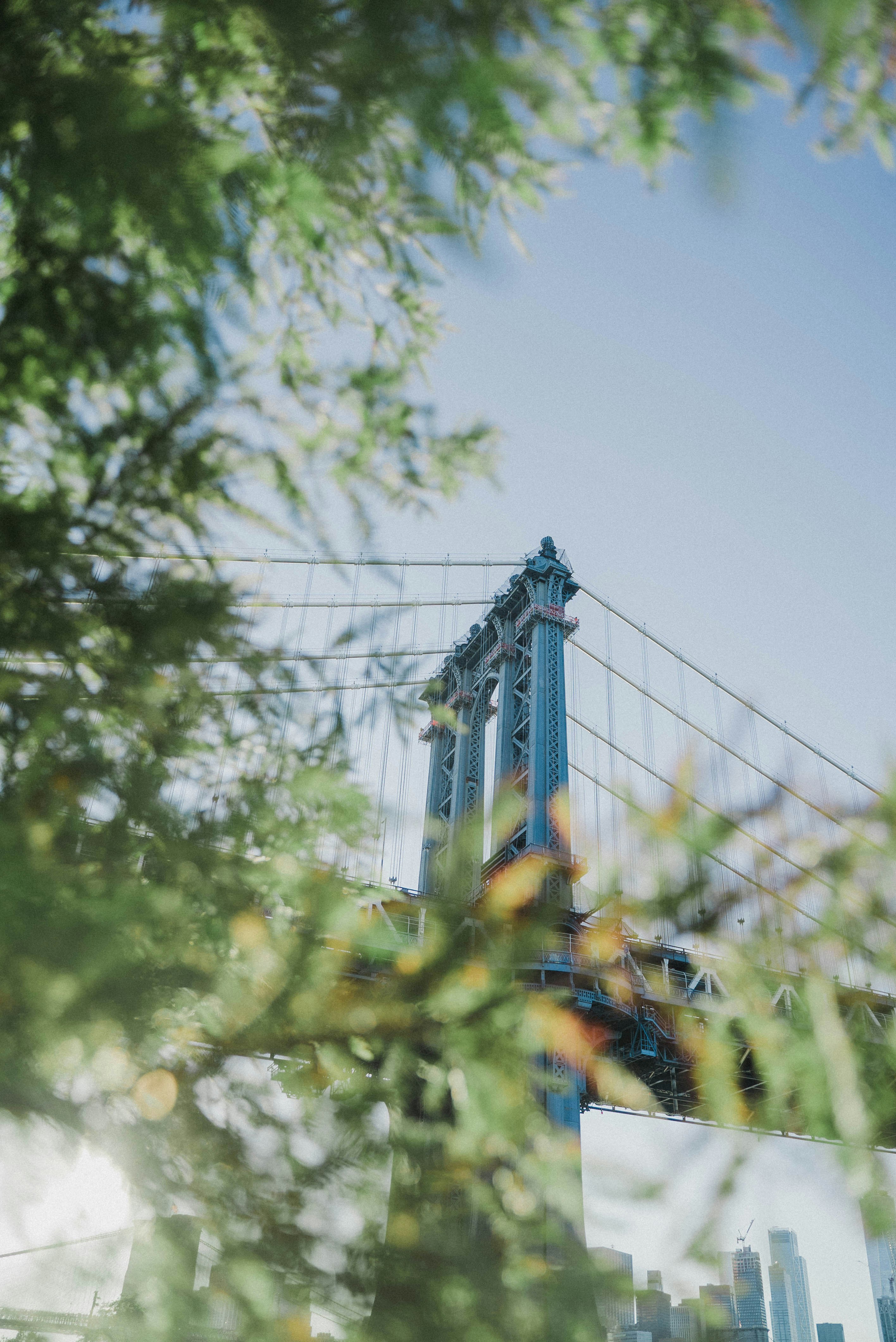 Pont bleu et blanc sous le ciel bleu pendant la journée