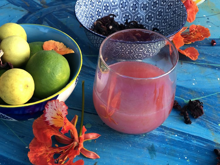 Agua de jamaica en vaso con limón