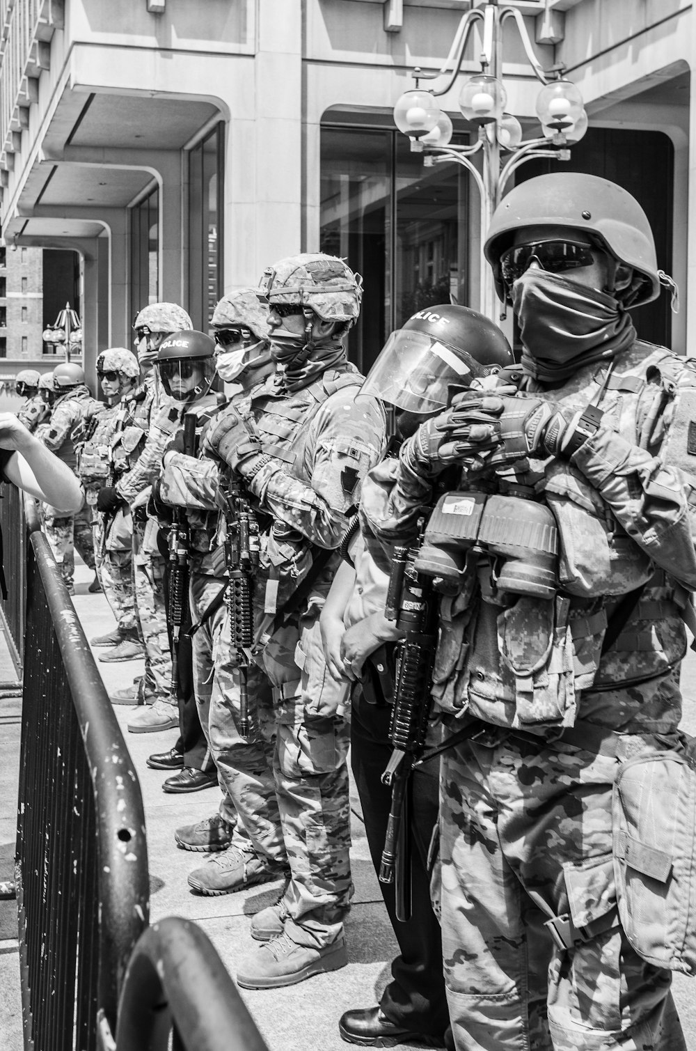 Foto en escala de grises de hombres con casco y casco